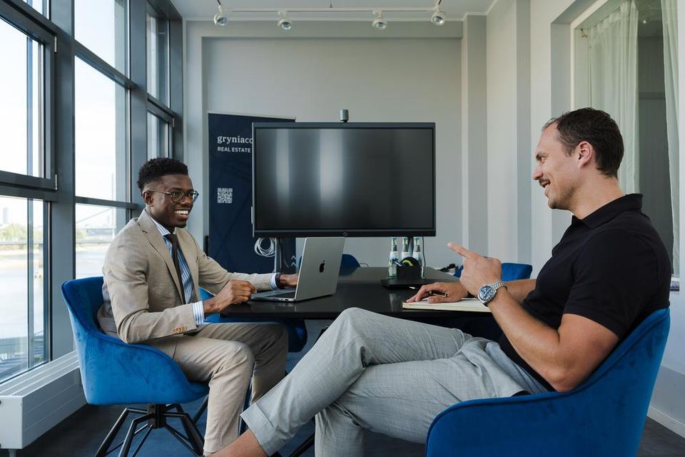 Drei Personen im Meeting am Besprechungstisch bei grynia consulting