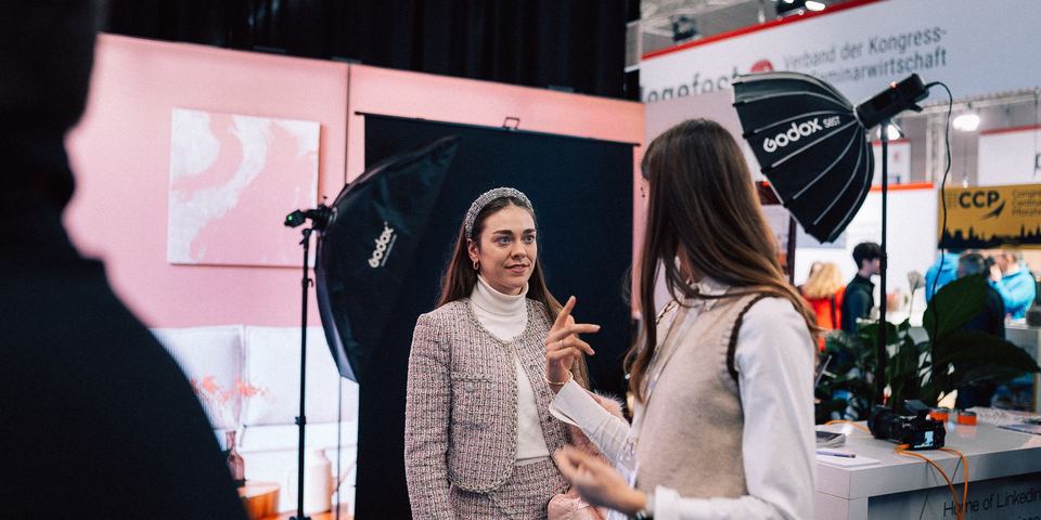 Daniel Babinsky am Set auf einer Messe: Softbox, Hintergrund und Gespräch am Stand