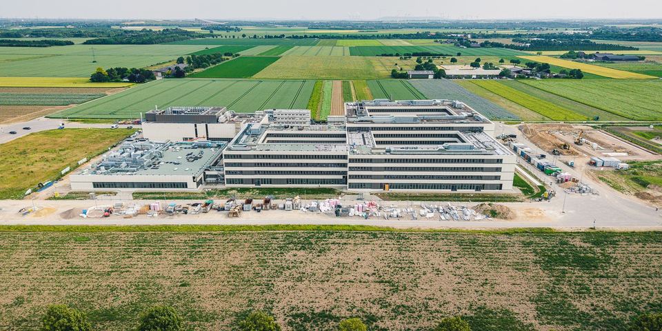 Luftbild: Neubau der Finanzverwaltung NRW in Kaarst zwischen Feldern