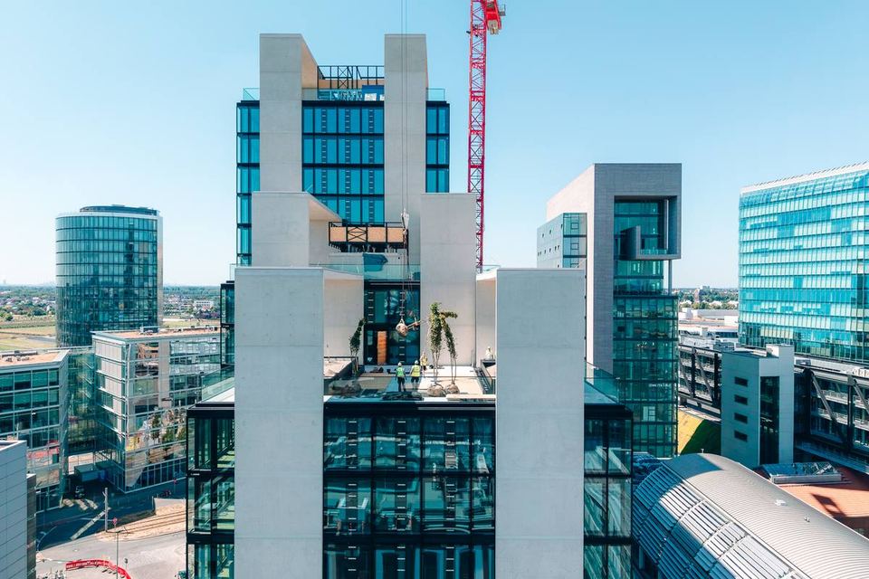 Die beiden Uniq Towers in Düsseldorf während der Dachgarten-Bauphase, Blick über die Stadt
