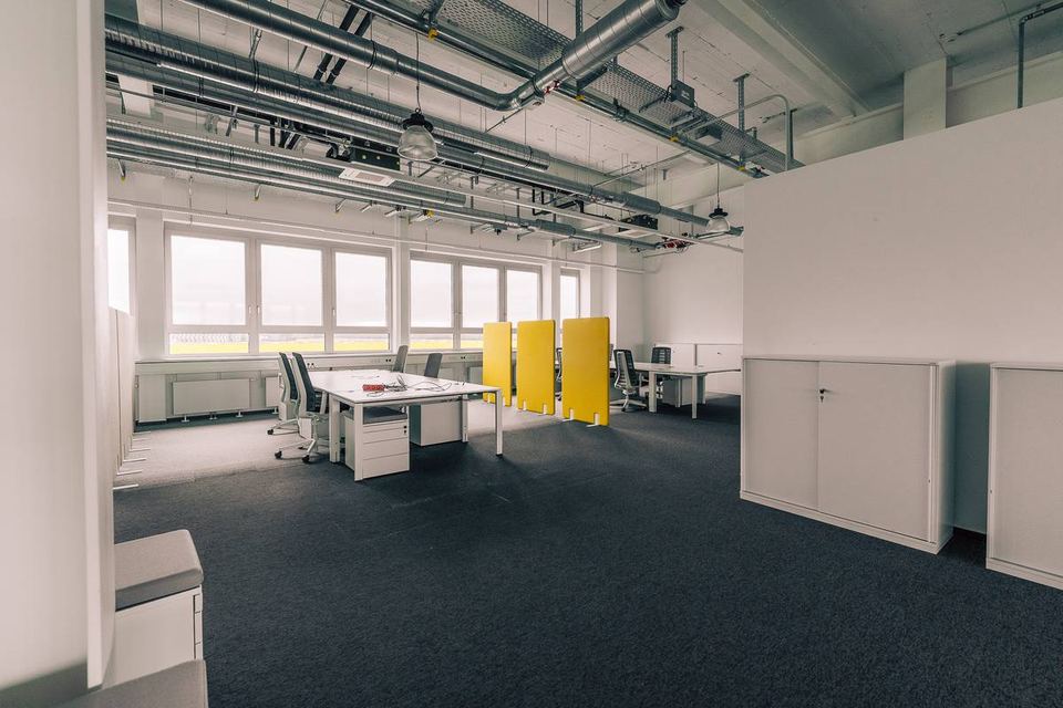 Leere Bürofläche mit Fensterfront und gelben Schränken im O-Werk Bochum