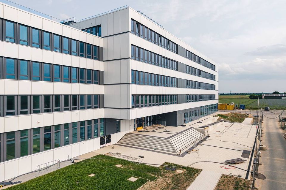 Neubau der Finanzverwaltung in Kaarst, Außenansicht mit Fassade und Treppe