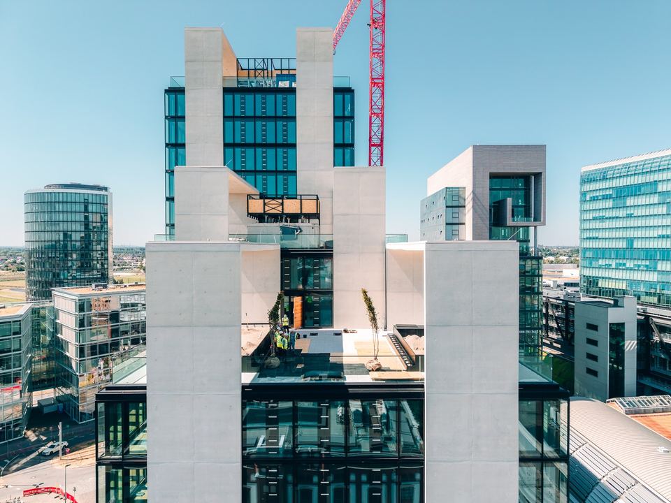 Rohbau der Uniq Towers in Düsseldorf mit Baukran, Blick über die Stadt