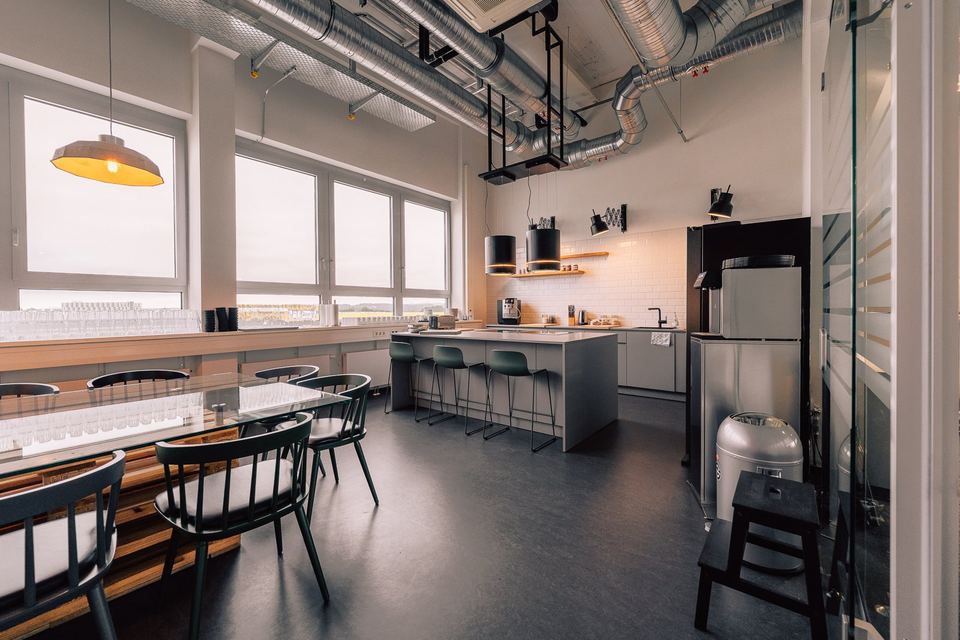 Leere Bürofläche mit Fensterfront im O-Werk Bochum