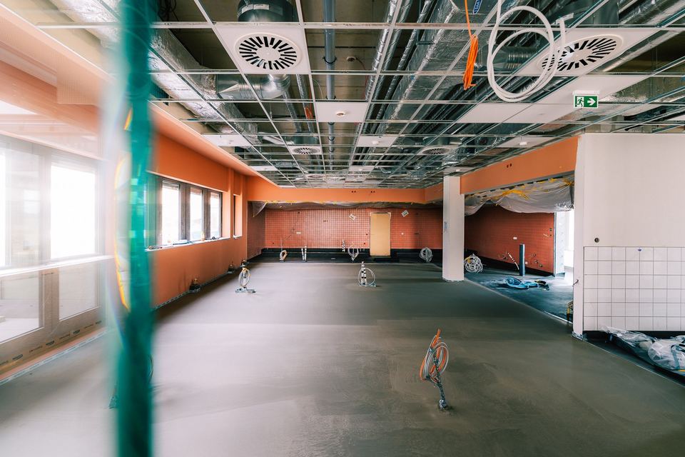 Innenausbau im Neubau der Finanzverwaltung NRW in Kaarst, Rohboden und offene Decke
