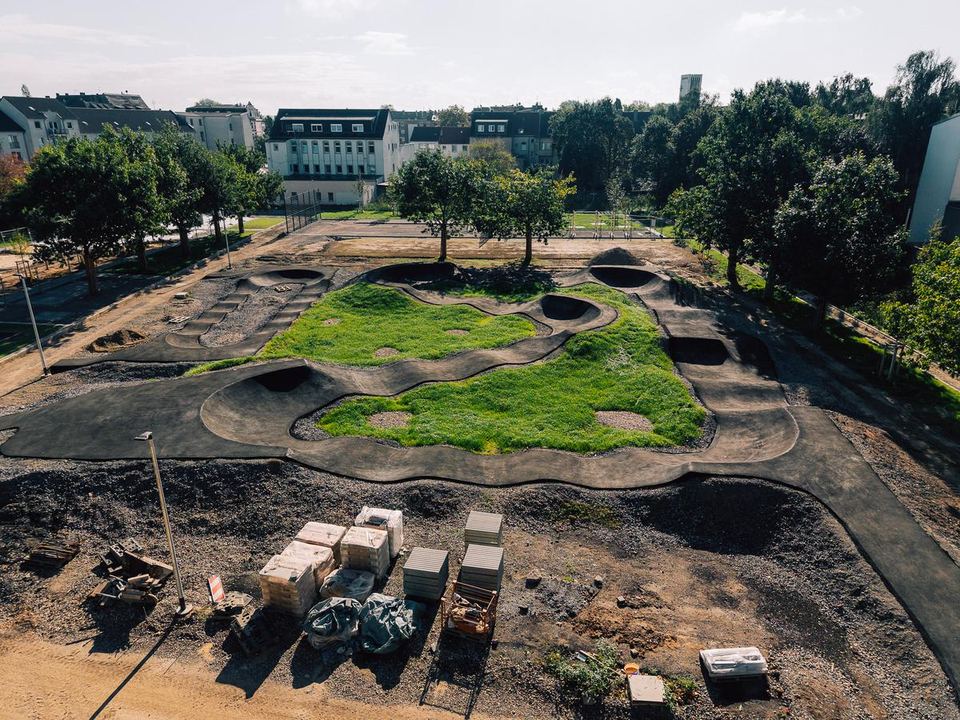 Luftbild: Pumptrack im Bau auf dem Gelände der IGA Duisburg