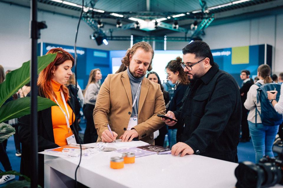Besucher am Messestand von NudgeMe Coaching