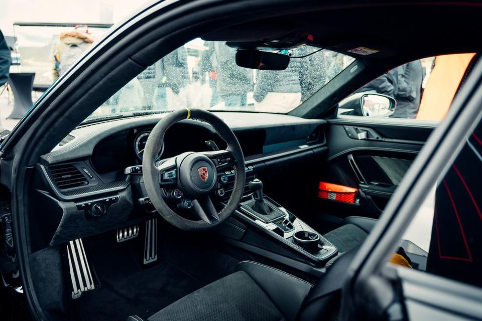 Cockpit eines Porsche 911 GT3 in der Boxengasse