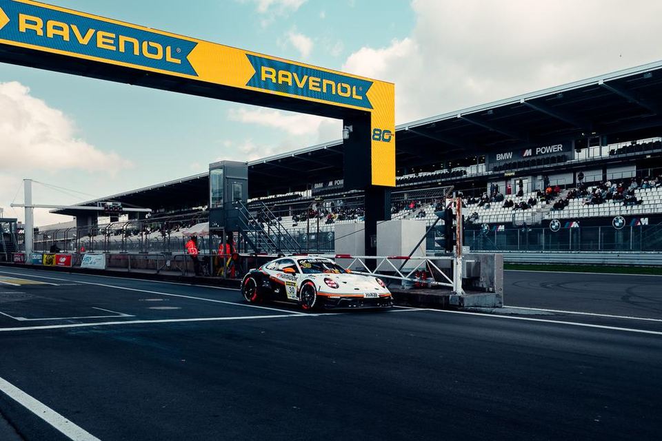 Rennwagen fährt unter der Ravenol-Brücke in die Boxengasse des Nürburgrings