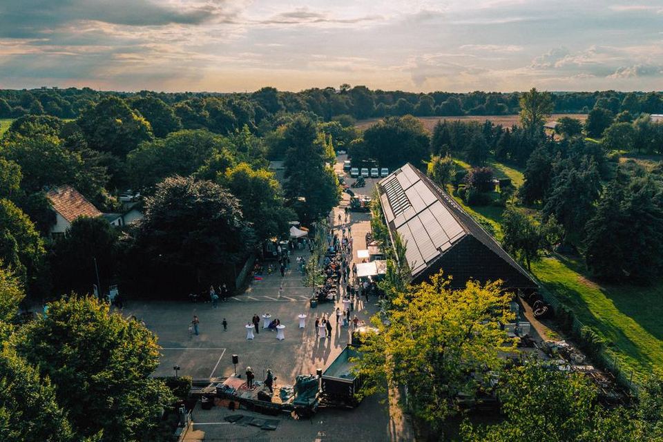 Luftbild eines Festgeländes in der Abenddämmerung