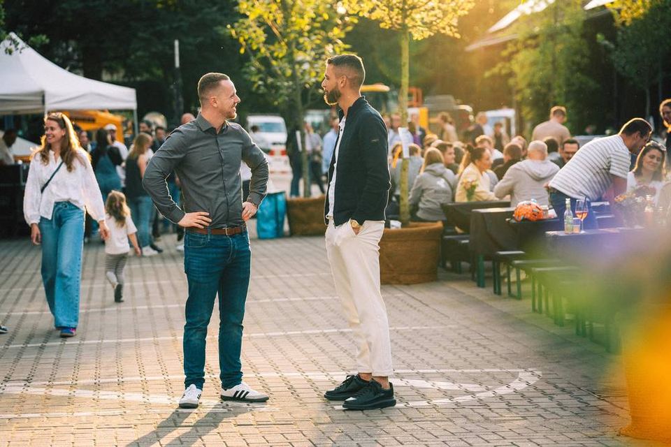 Zwei Männer im Gespräch auf einem Straßenfest