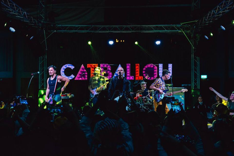 Band auf der Bühne mit Leuchtschrift Catballou, Krefeld