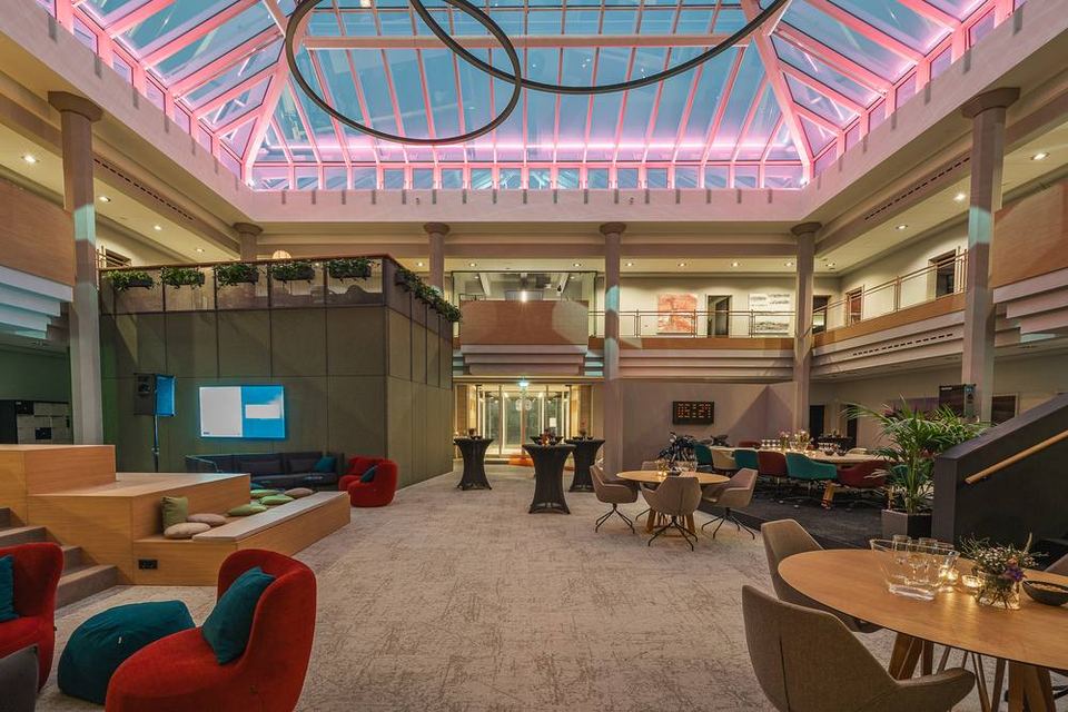 Atrium mit Gästen bei einem Firmenevent der Landmarken AG