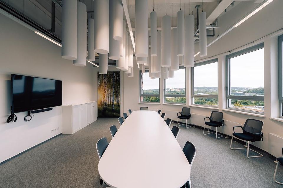 Besprechungsraum mit langem Tisch und Fensterfront im O-Werk Bochum